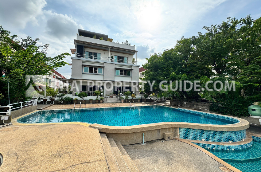 Townhouse in Phaholyothin 